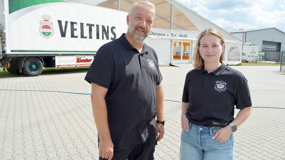 Ostrhauderfehn feiert dieses Wochenende Schützenfest! Die Vorbereitungen laufen auf Hochtouren – und der Vereinsvorsitzende Lars Krummen und Pressewartin Mareike Neeland sind schon voller Vorfreude und Erwartung. Foto: Astrid Fertig