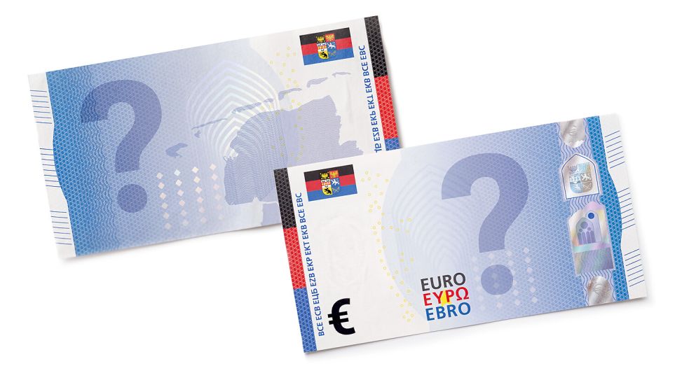 Mit Ostfriesland-Flagge und Ostfriesland im Hintergrund steht das Rohdesign für den fiktiven Geldschein. Welche Motive aus euren Vorschlägen haben es auf den Schein geschafft? Design: Thorben Malchus