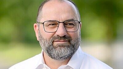 Sven Stratmann (parteilos) bewirbt sich bei der Bürgermeisterwahl am 13. September 2026 um das Amt des Verwaltungschefs in Saterland. Foto: Team Stratmann