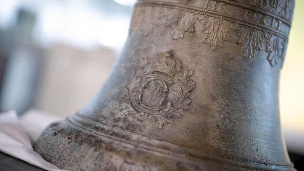 Die Schiffsglocke der 1714 vor der Küste des heutigen Mecklenburg-Vorpommern gesunkenen schwedischen Fregatte „Postillon“ gilt als spektakulärer Fund. Foto: Philip Dulian