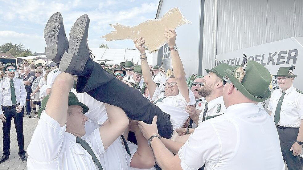 2025 holte Uwe Ahrens beim Schützenverein Ostrhauderfehn den Adler von der Stange. An diesem Wochenende wird in Ostrhauderfehn wieder Schützenfest gefeiert. Am Sonnabend wird beim Adlerschießen das neue Königshaus ausgeschossen. Archivfoto: Holger Weers