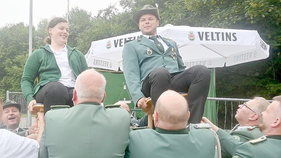 Der Schützenverein Völlenerkönigsfehn hat seinen neuen Schützenkönig bereits ausgeschossen: Timo Frey holte am 4. Juli den Adler von der Stange. Das Foto zeigt den neuen Schützenkönig mit seiner Schwester Jana. Die Schützen ließen das neue Königspaar hochleben. Archivfoto: Holger Weers