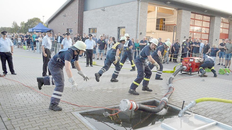 Spannende Wettkämpfe lieferten sich die Feuerwehren auch schon 2024 beim Schnelligkeitswettkampf in Holterfehn. Archivfoto: Holger Weers