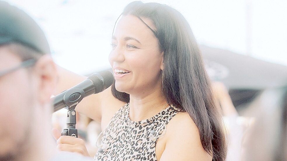 Sarina Lal leitet den One Day Choir am Sonntag, 9. August, auf der Seeterrasse am Barßeler Hafen. Foto: Sarina Lal / privat