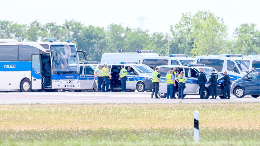 Zahlreiche Einsatzwagen der Polizei sind an der „Nordpiste“ des Flughafens Leipzig/Halle im Einsatz. Foto: Hendrik Schmidt