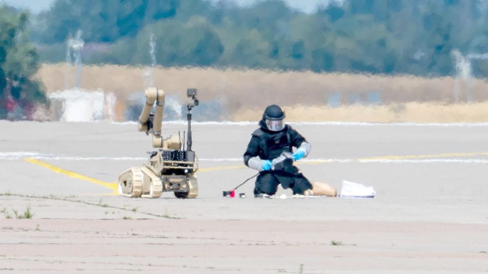 Für die Untersuchung und Entschärfung des Sprengstoffs kam ein Sprengstoffroboter zum Einsatz. Foto: IMAGO/EHL Media