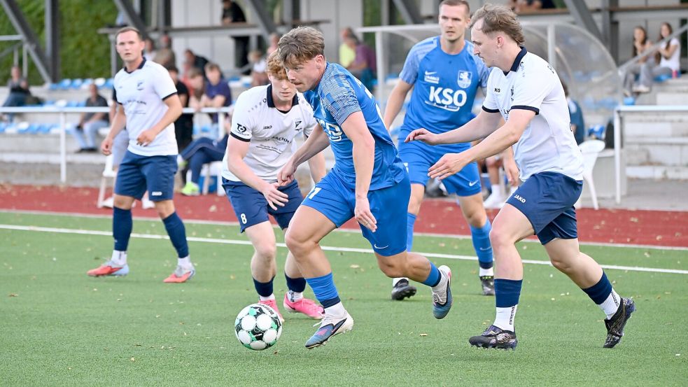 Ols Backhaus (Mitte) brachte den TuS Esens beim 4:0-Sieg gegen Blau-Weiß Borssum mit einem sehenswerten Treffer in Führung. Foto: Jens Doden/ Blomberg