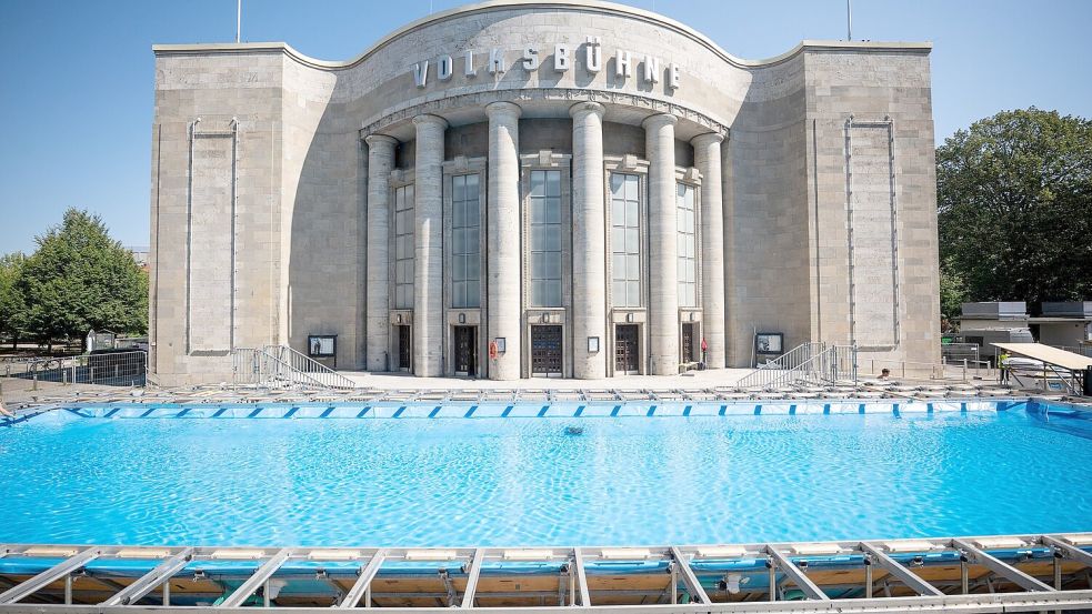 Vor der Volksbühne steht nun ein temporärer Pool. (Archivbild) Foto: Sebastian Christoph Gollnow