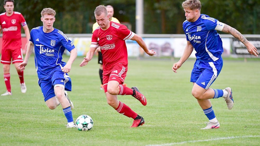 Vier Tage nach der 1:3-Pokalniederlage gegen den SV Altenoythe geht es für Janek de Buhr (am Ball) und TuRa 07 nun in der Bezirksliga endlich los. Foto: Hans Damm