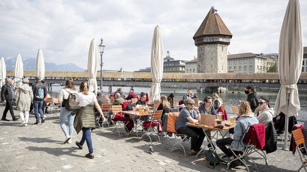 Ein Restaurant an der Reuss in Luzern, die Kapellbrücke ist im Hintergrund zu sehen.(Archivbild) Foto: Alexandra Wey/KEYSTONE/dpa