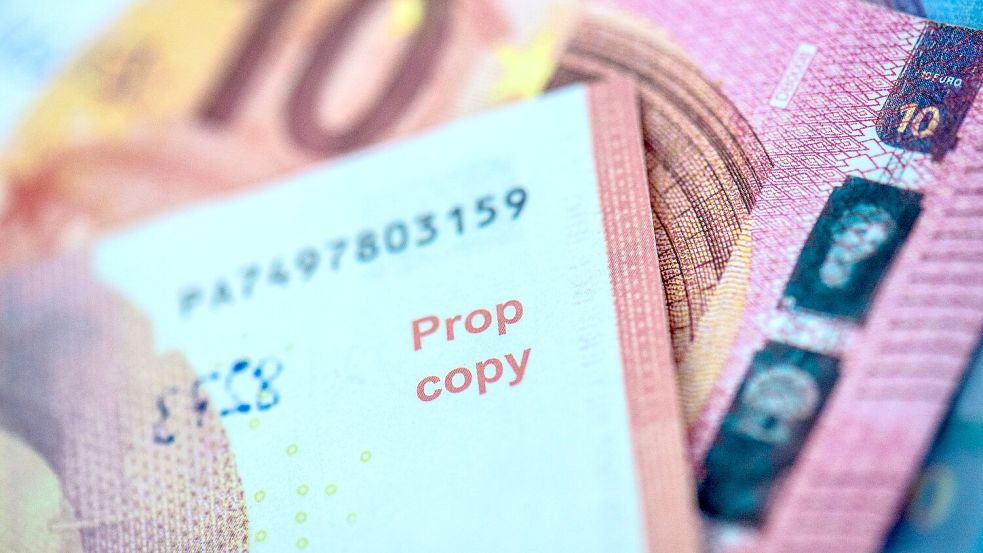 Seit Jahren werden in großem Stil Scheine mit Aufdrucken wie „MovieMoney“ oder „Prop copy“, die im Internet als Spielgeld oder Filmrequisite angeboten werden, in Umlauf gebracht. (Archivbild) Foto: Boris Roessler