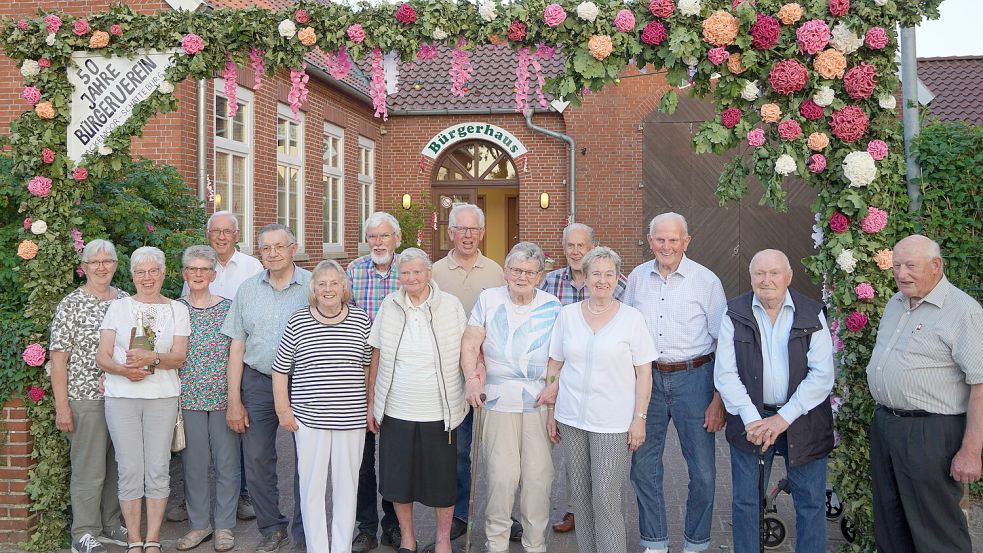 Gruppenbild mit Gründungsmitgliedern und Mitgliedern des Bürgervereins Backemoor/Schatteburg: Das Foto zeigt (von links) Reina Grünefeld, Elisabeth Wessels, Gerda Kloppenburg, Georg Wessels, Johann Kloppenburg, Helga Brinkema, Heinz Brinkema, Erika Freese, Herbert Olthoff, Margret Berends, Manfred Fröhling, Klara Lonser, Hermann Weber, Horst Bittner und Hermann Lünemann. Foto: