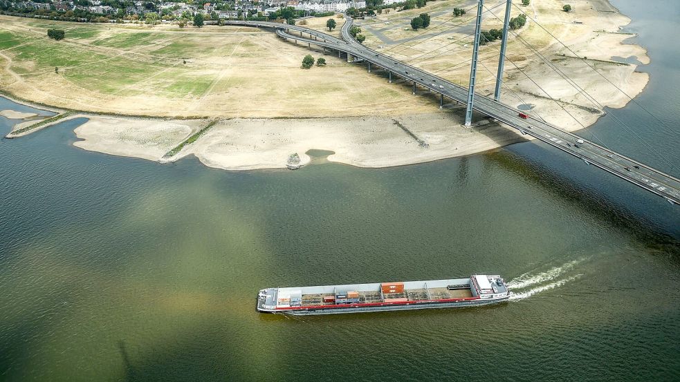 Das Niedrigwasser erschwert die Belieferung der deutschen Industrie (Archivbild) Foto: Oliver Berg