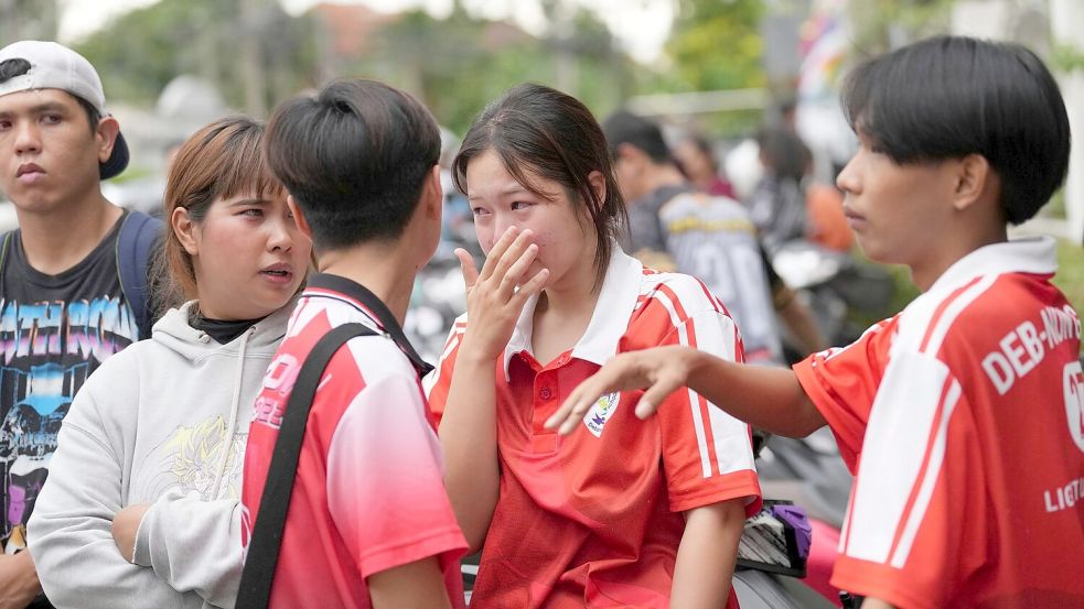 Schülerinnen und Schüler trauerten nach der Attacke. Foto: Sakchai Lalit