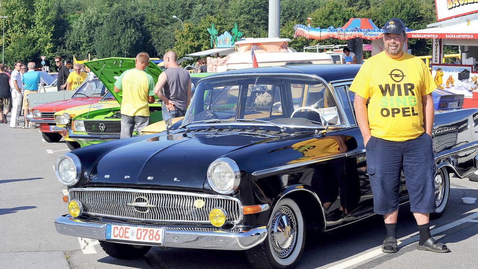 2009: Die Legende stirbt nie. Ein Opel Kapitän, Baujahr 1962, bei einem Oldtimer-Treffen auf dem Parkplatz des Opel-Werks I in Bochum. Foto: Karl Gatzmanga/Funke Foto Services/Imago