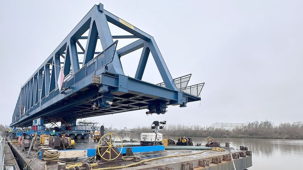Das 145 Meter lange Brückenteil war im Dezember 2024 mit Schwerlasttransportern auf zwei Pontons gefahren worden. Mit Pontons sollen im kommenden Jahr auch die Brückenteile der Friesenbrücke 2.0 über die Ems bis nach Elsfleth transportiert werden. Archiv-Foto: Nautitec/Georg Haase