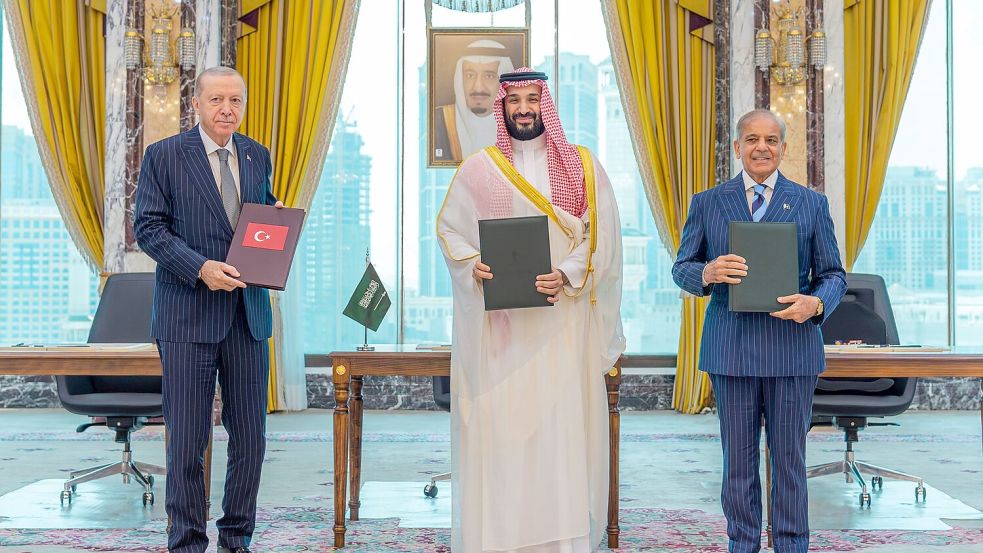 Der türkische Präsident Recep Tayyip Erdogan (l), der saudische Kronprinz Mohammed bin Salman (M) und Pakistans Ministerpräsident Shehbaz Sharif unterzeichneten den Verteidigungspakt in Mekka. Foto: -