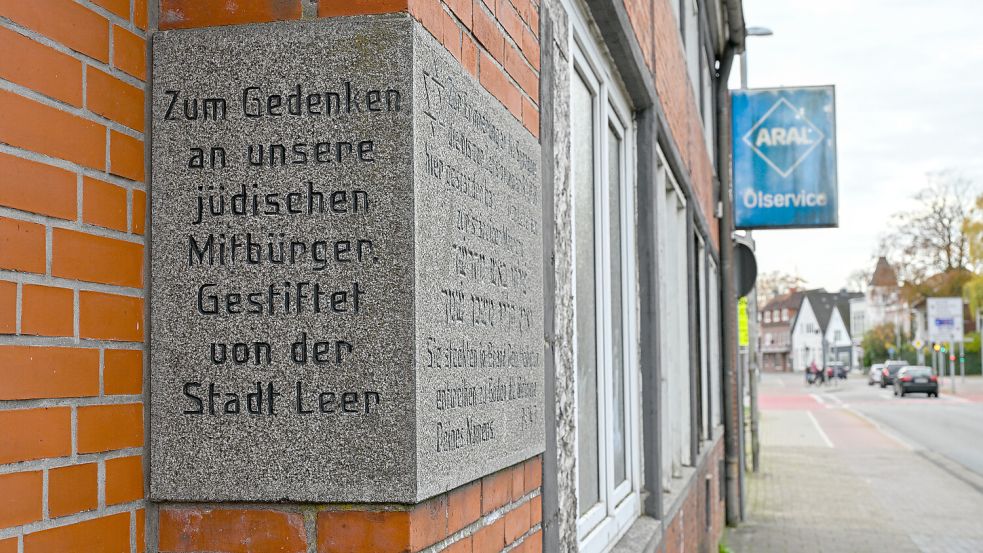Derzeit erinnert nur ein Gedenkstein im Werkstattgebäude an den Standort der ehemaligen Synagoge. Foto: Klaus Ortgies/Archiv