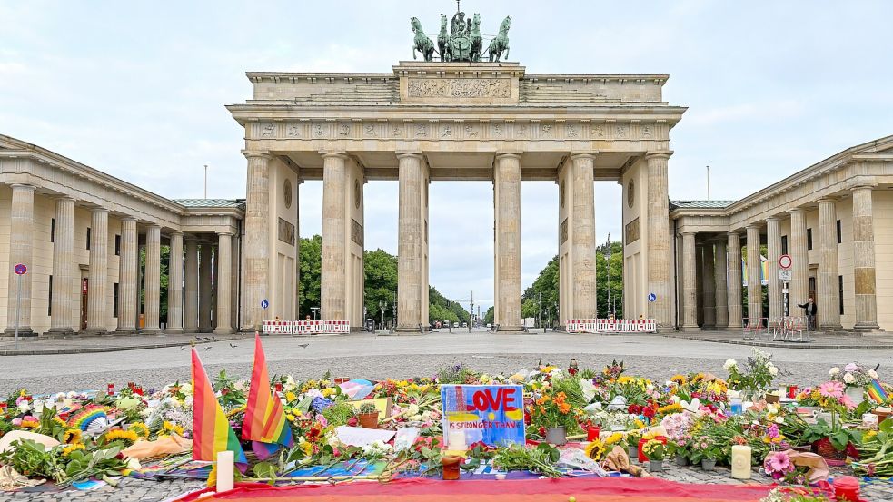 Blumen, Kerzen, Botschaften und eine Regenbogenfahne: Nach dem Anschlag am Rande des Christopher Street Day trauern zahlreiche Menschen in Berlin. Foto: Soeren Stache/dpa