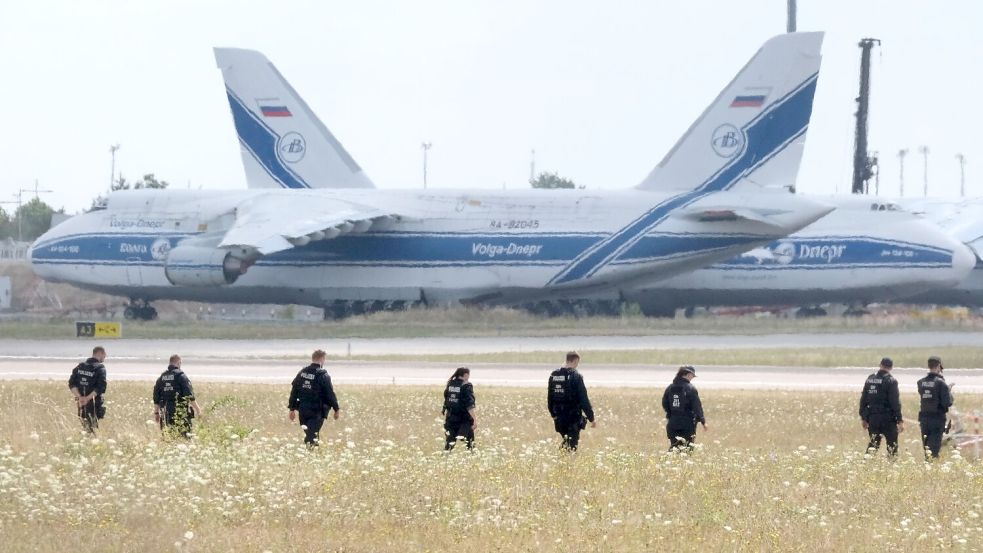 Polizisten suchen am Leipziger Flughafen nach einer zweiten Drohne. Foto: Sebastian Willnow/dpa