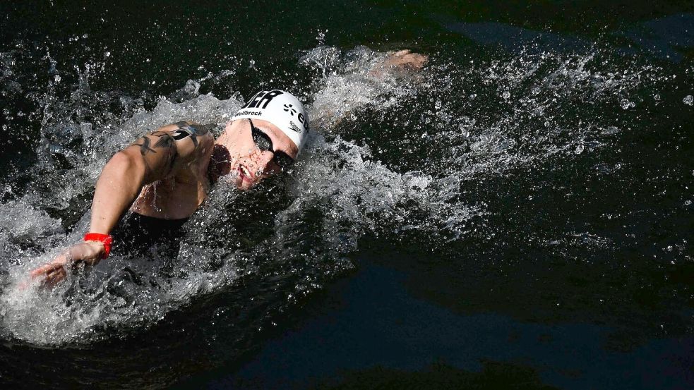Florian Wellbrock führt Deutschland zum EM-Titel in der Mixed-Staffel im Freiwasser. Foto: Julien De Rosa/AFP/dpa
