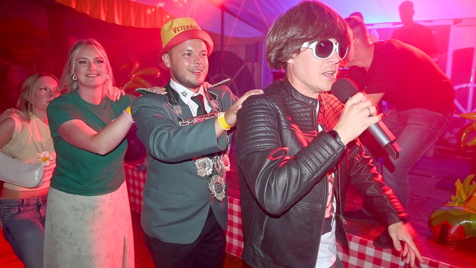 Mickie-Krause-Double Jens Jonker führte am Freitagabend die Polonaise beim Kaiserball des Schützenfestes in Völlenerkönigsfehn an. Direkt hinter ihm: der neue Schützenkönig Timo Frey. Foto: Holger Weers