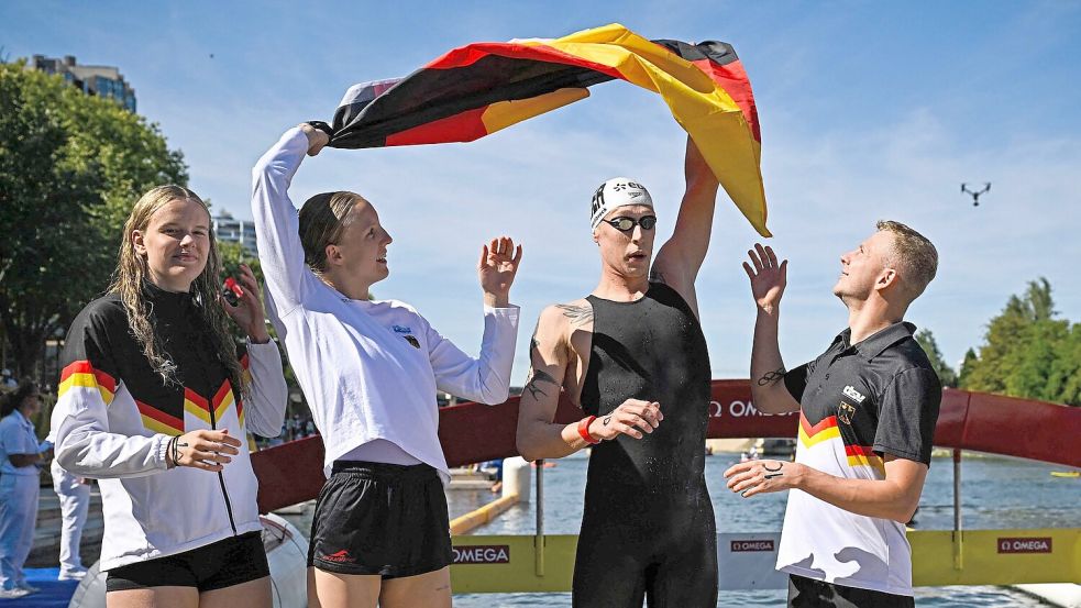 Die deutsche Freiwasser-Staffel hat Grund zur Freude. Foto: Julien De Rosa/AFP/dpa
