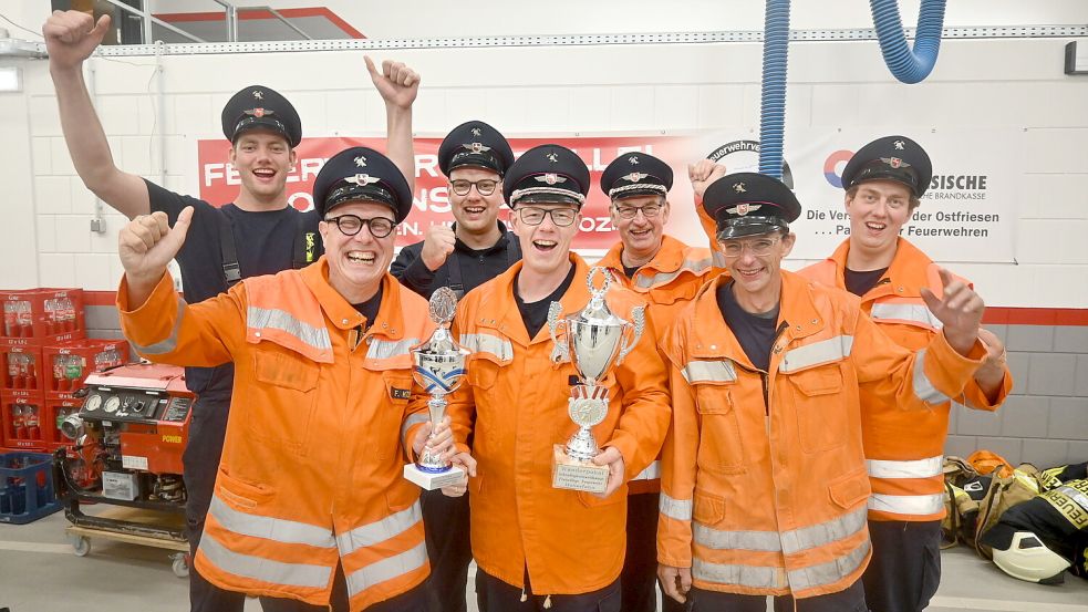 Die Freude ist groß: Die Gruppe der Freiwilligen Feuerwehr Folmhusen holte erneut den Sieger- und den Wanderpokal beim Schnelligkeitswettbewerb der Feuerwehren, der am Freitagabend in Holterfehn stattfand. Foto: Holger Weers