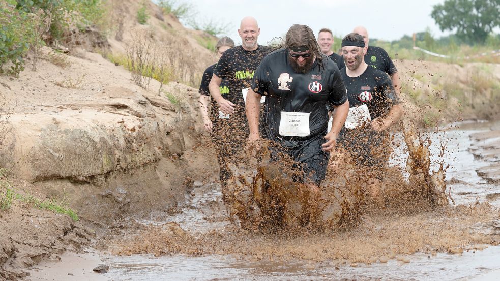 Der Kultlauf in Logabirum führt über einen fünf Kilometer langen Rundkurs durch Schlamm, Dreck und Wasser – mit Hindernissen, Spaßgarantie und jeder Menge besonderer Atmosphäre. Foto: Heiner Lohmann