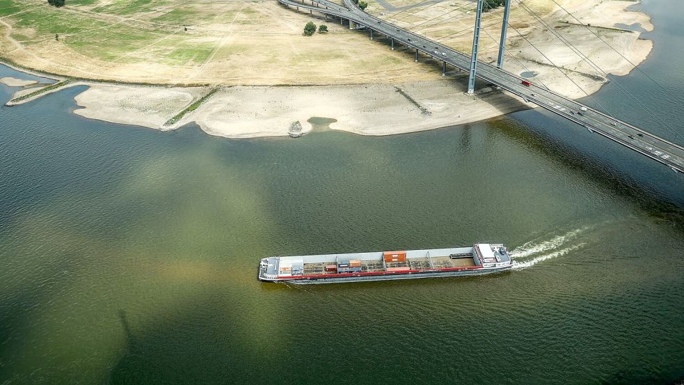 Niedrigwasser in Düsseldorf. Wenn wenig Wasser im Rhein fließt, können die Binnenschiffe auch weniger Ladung transportieren. Foto: Oliver Berg