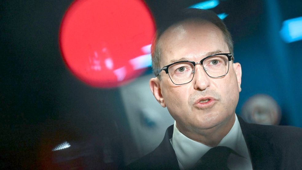 Bundesinnenminister Alexander Dobrindt (CSU) will die Forschung zur Drohnensicherheit ausbauen. (Archivbild) Foto: Hendrik Schmidt/dpa