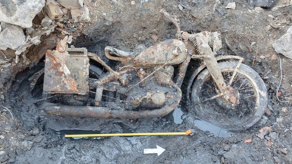 Das Niedrigwasser der Donau legte ein Motorrad aus dem Zweiten Weltkrieg frei - sowie die sterblichen Überreste zweier Wehrmachtssoldaten. Foto: Gabor-Kohlrusz/Volksbunds Deutsc