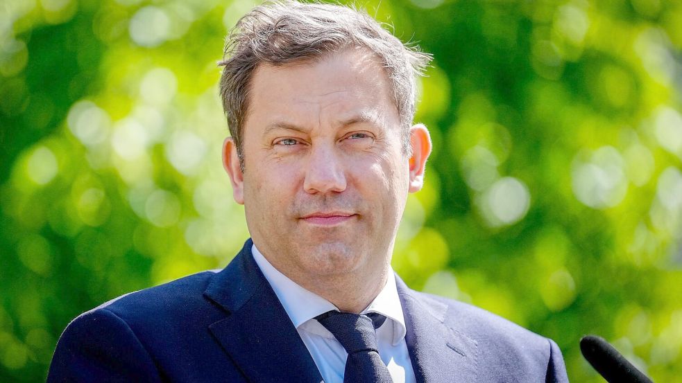 Finanzminister Lars Klingbeil (SPD) will die Freibeträge für steuerpflichtige Vereine deutlich senken. (Archivbild) Foto: Kay Nietfeld/dpa