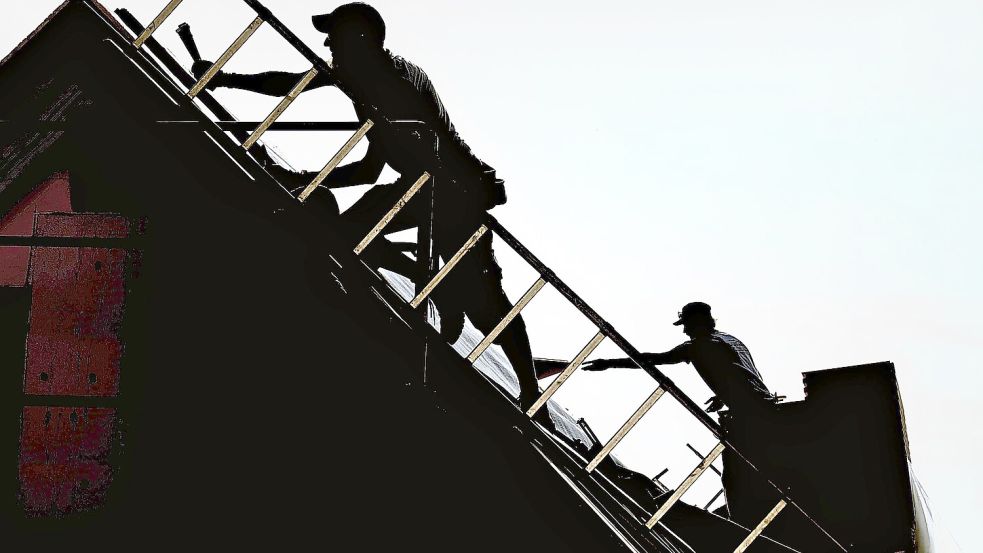 Kein Job bis ins hohe Alter: Dachdecker bei der Arbeit Foto: Imago/Wolfgang M. Weber