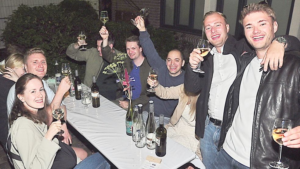 Auch am Samstag wurde in Leer viel Wein getrunken. Foto: Bodo Wolters