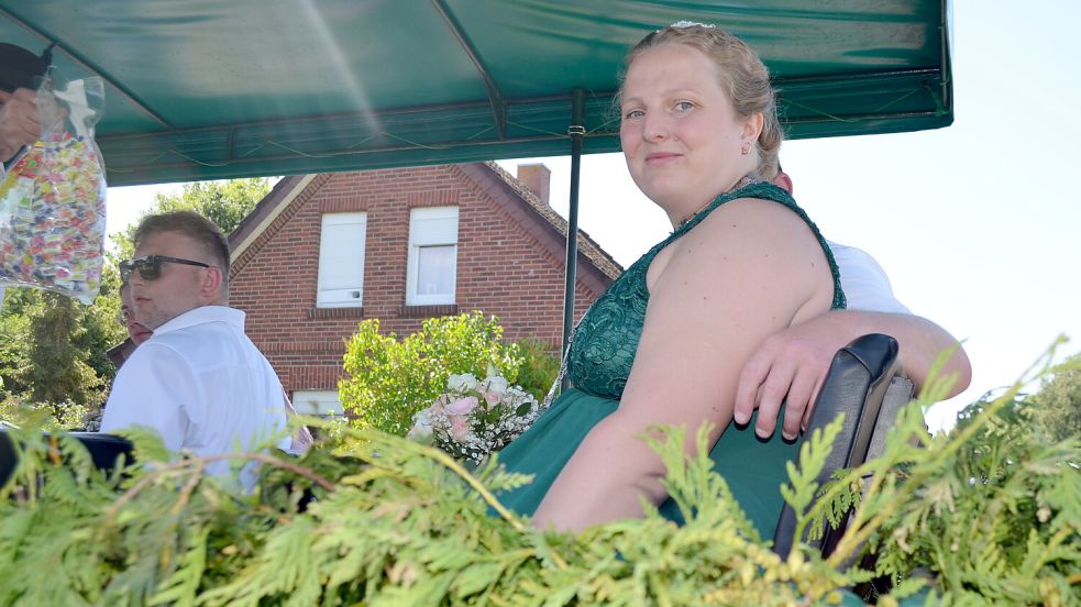 Auf dem Festwagen führte das neue Königshaus der Ostrhauderfehner Schützen mit Jennifer Engberts als Schützenkönigin am Sonntag den Umzug an. Foto: Astrid Fertig
