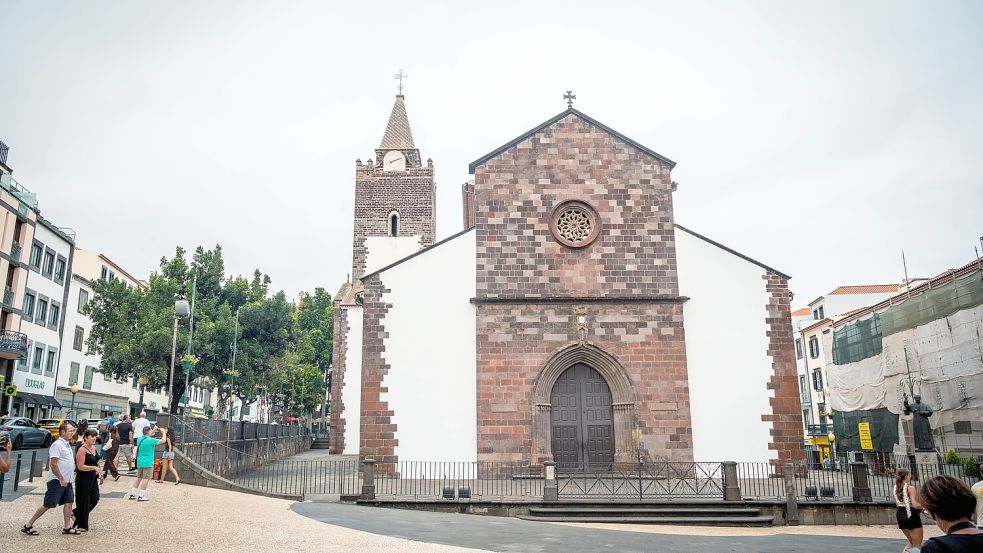 Vor dieser Kathedrale im Zentrum von Funchal warteten Fans und Presse vergeblich auf die Ankunft von Fußballstar Cristiano Ronaldo und Georgina Rodriguez. Die vermeintliche Hochzeit stellte sich als bloßes Gerücht heraus. Foto: IMAGO/ARCHEOPIX/GRUBE