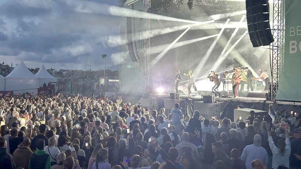 Am Freitagabend hat Sänger Clueso mit seiner Band ein umjubeltes Konzert bei den Beach Days Borkum gegeben. Foto: Florian Ferber
