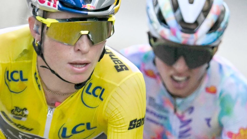 Vollering im Duell mit Niewiadoma. Foto: Nicolas Tucat/AFP/dpa