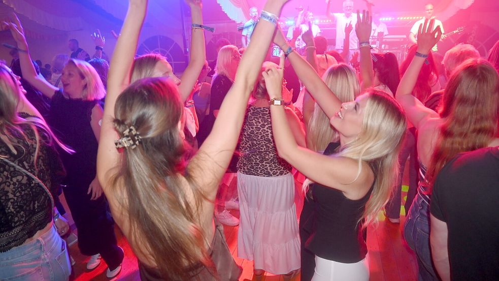 Bis in den frühen Morgen wurde im Festzelt bei Wilken Poelker in Ostrhauderfehn am Sonnabend Schützenball gefeiert. Foto: Holger Weers