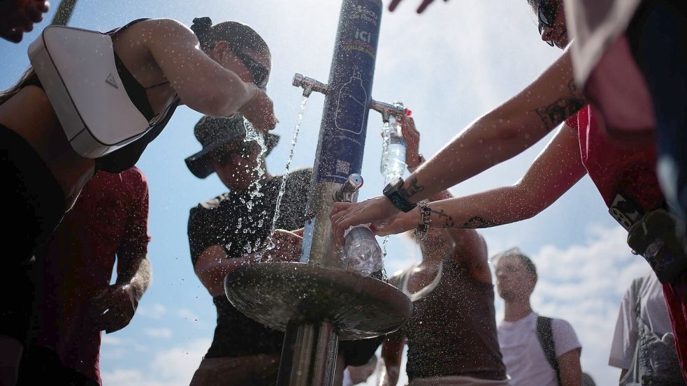 Nicht nur in Paris scharen sich die Menschen in diesem Sommer um Trinkbrunnen. (Archivbild) Foto: Christophe Ena