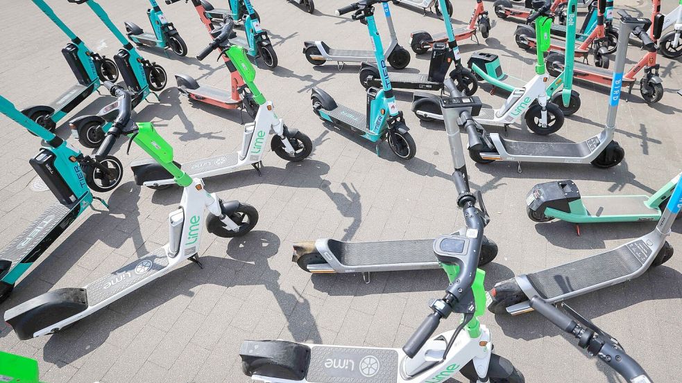 Auch wenn es sich in Großstädten nicht unbedingt so anfühlt: Die Zahl der zur Miete angebotenen E-Scooter ist zuletzt gesunken. (Archivbild) Foto: picture alliance/dpa
