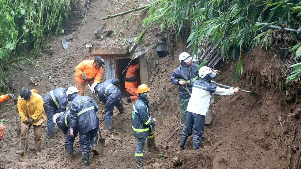 Die Regenmassen lösten auch Erdrutsche aus. Foto: Harley Palangchao/AP/dpa