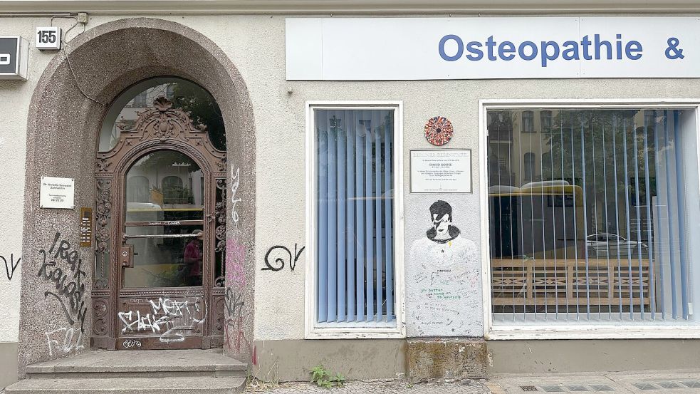 Blick auf den Eingang der Hauptstraße 155 in Schöneberg in Berlin. Hier wohnte, wie auch eine Gedenktafel zeigt, der Popstar David Bowie in den 70er Jahren. Foto: Gregor Tholl/dpa