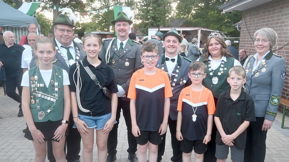 Nach der Proklamation stellte sich der neue Königsthron des Schützenvereins Glansdorf zu einem gemeinsamen Foto auf. Das Bild zeigt (vordere Reihe, von links) Hanna Bartels (Jugendkönigin), Gesa Busboom (1. Adjutantin Jugendkönigin), Jonas Friedrichs (1. Adjutant Schülerkönig), Ben Friedrichs (Lichtpunktkönig Schüler), Jonas Bartels (2. Adjutant Schülerkönig) sowie (hintere Reihe von links) Schützenkaiser Dieter Gerdes, Sascha Bartels (2. Adjutant), Prinzgemahl Lars Wiepkes, Schützenkönigin Francesca Castellano und Silvia Meinders (1. Adjutantin). Es fehlt: Mena Focken (2. Adjutantin Jugendkönigin). Fotos: Holger Weers