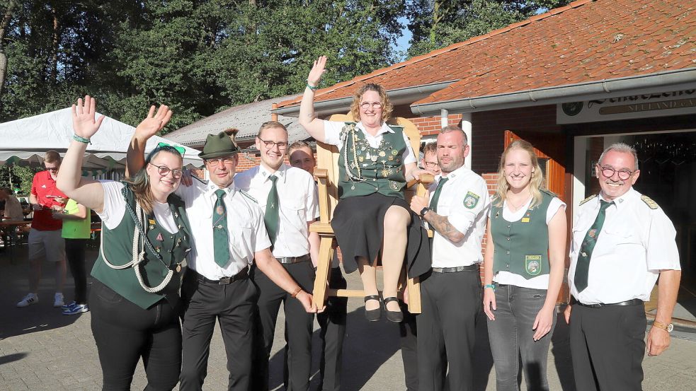 Hoch lebe die neue Königin des Schützenvereins Neuland, Anja Behrens. Foto: Hans Passmann