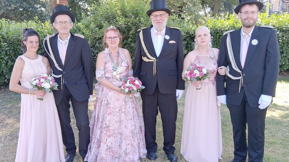 Das Königshaus des Schützenvereins Kampe-Ikenbrügge (von links): Danaja Niemeyer, Uwe Niemeyer, das Königspaar Edeltraud und Bernhard Eilers, Nicole Eilers und Manuel Eilers. Foto: Hans Passmann