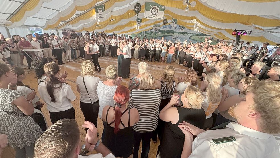 Zum Auftakt des Königsballs gab es im Festzelt den Ehrentanz des neuen Ostrhauderfehner Königshauses. Foto: Henrik Zein