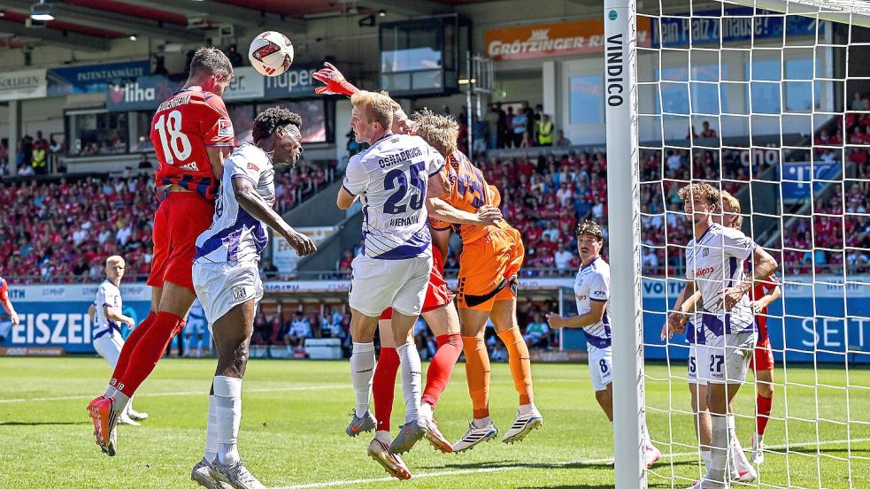 Eine von mehreren Unkonzentriertheiten in der VfL-Defensive: Torwart Jonas Krumrey kam beim 4:2 nicht mehr an den Ball, und seine Vorderleute verloren den Luftzweikampf. Foto: IMAGO/Nordphoto/Hafner