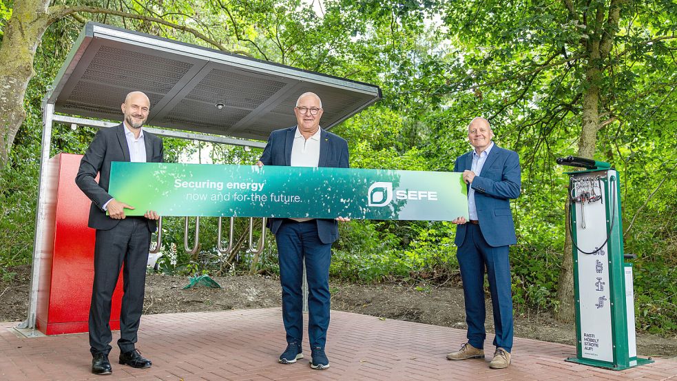 Dr. Thomas Ruttmann (von links), Sprecher der Geschäftsführung von Sefe Storage, Bürgermeister Hans-Peter Heikens, und Andreas Schulz, Geschäftsführer von Sefe Storage, haben die neue Fahrradladestation frei gegeben. Foto: Sefe Storage GmbH